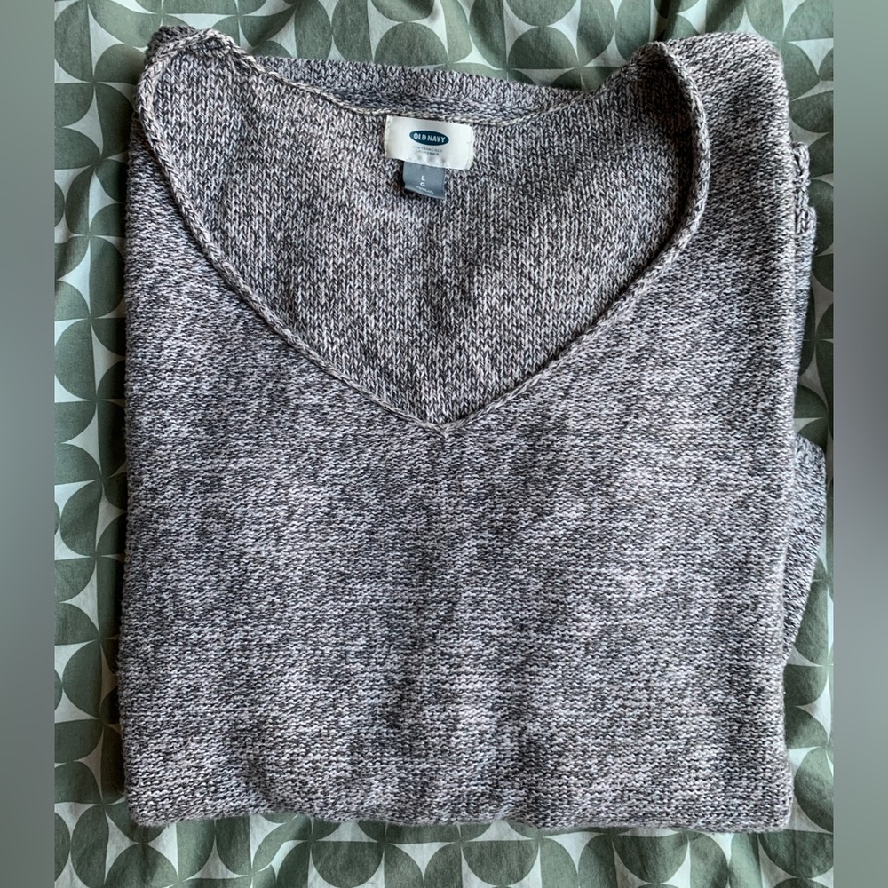 Old Navy V-Neck Knit Sweater in Heather Grey